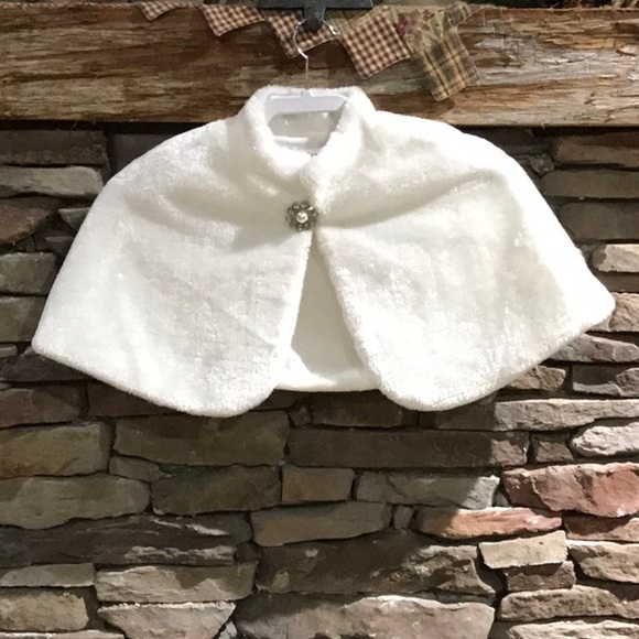 Philley Other - ❄FROZEN? ❄ faux fur shoulder wrap with broach